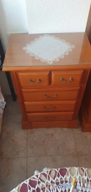 Cómoda de madera con espejo y mesitas