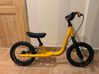 Bicicleta de equilibrio amarilla para niño.