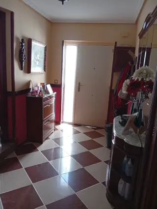 Preciosa casa haciendo esquina en  zona tranquila