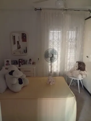 Preciosa casa haciendo esquina en  zona tranquila