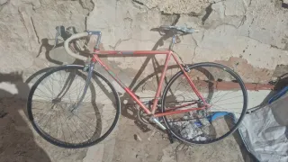 Bicicleta de carretera vintage roja