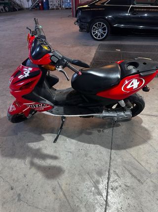 Yamaha Aerox Roja, edición carlos checa