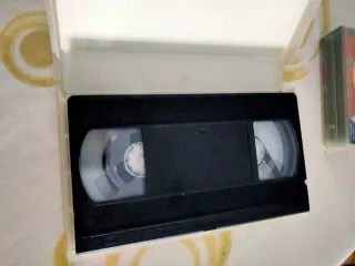 2 Películas VHS Disney La Sirenita y Pippi