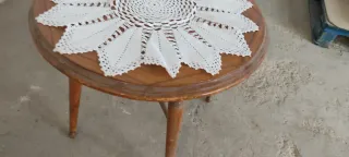 Mesa auxiliar redonda de madera