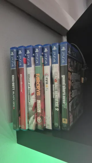 PS4 (PlayStation 4) + 7 juegos + 3 mandos