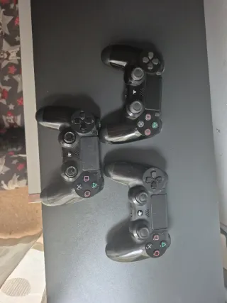 PS4 (PlayStation 4) + 7 juegos + 3 mandos