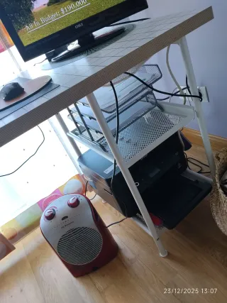 Escritorio moderno blanco y marrón