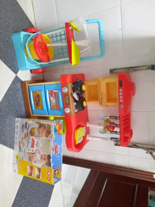 Cocinita infantil con accesorios. Carro de limpiez