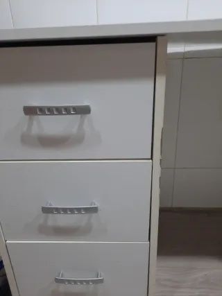 Escritorio blanco con cajones y estanterías