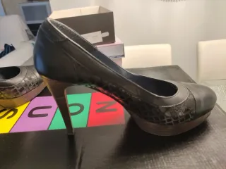 Zapatos de tacón negros y dorados