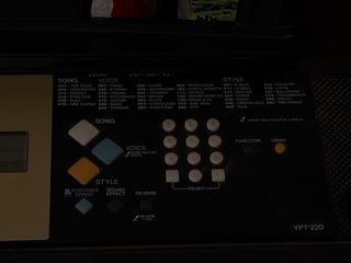 Teclado Yamaha YPT-220 en muy buen estado