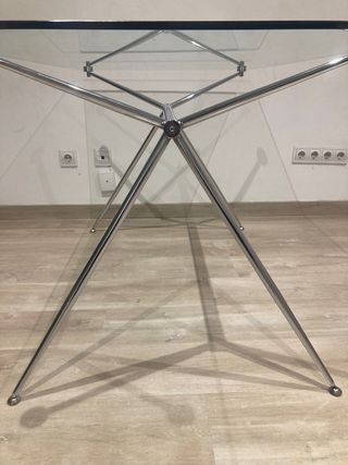 Mesa de comedor de cristal y base de metal