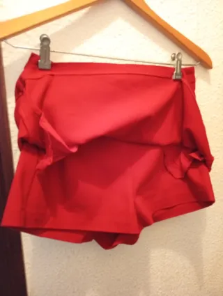 Falda corta Zara roja Talla S. Short por dentro.