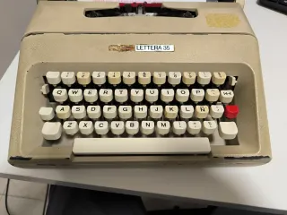 Máquina de escribir Olivetti Lettera 35 funciona.