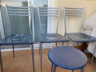 Mesa extensible cristal y metal + 3 sillas + tabur