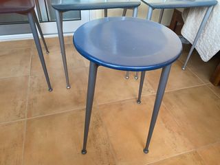 Mesa extensible cristal y metal + 3 sillas + tabur