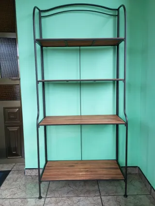 Estantería metálica con baldas de madera
