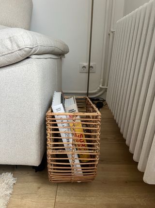 Revistero de mimbre semicircular