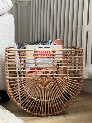 Revistero de mimbre semicircular