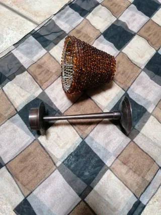 Candelabro de metal con cuentas marrones