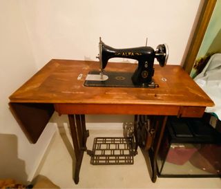 Máquina de coser ALFA vintage con mesa