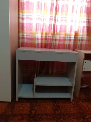 Escritorio gris de madera