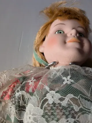 Muñeca de porcelana vintage