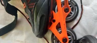 Patines en línea negros y naranjas. Con dos usos