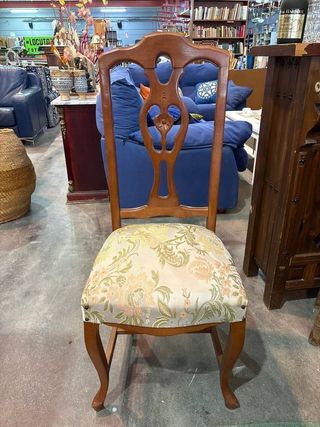 MESA DE COMEDOR Y 4 SILLAS