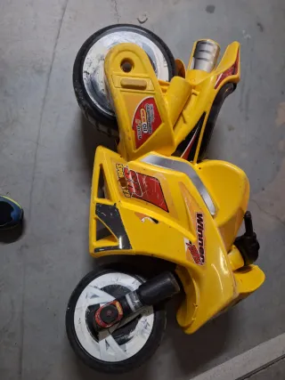 Moto infantil amarilla hasta 8 años