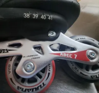 Patines en línea con casco y protecciones