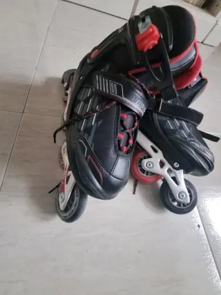 Patines en línea con casco y protecciones