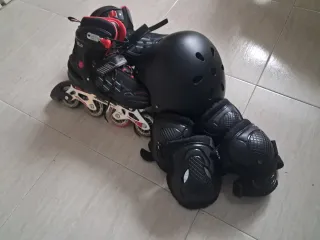 Patines en línea con casco y protecciones