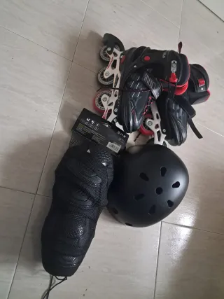 Patines en línea con casco y protecciones