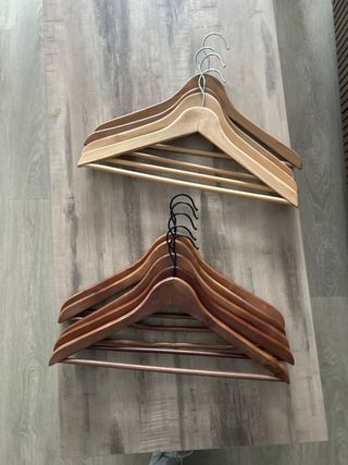 Lote de 10 perchas de madera con gancho