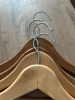 Lote de 10 perchas de madera con gancho