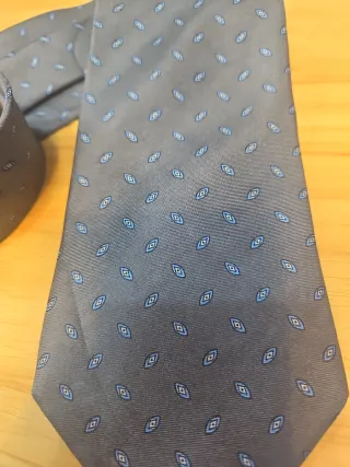 Corbata gris con estampado azul