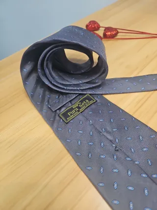 Corbata gris con estampado azul
