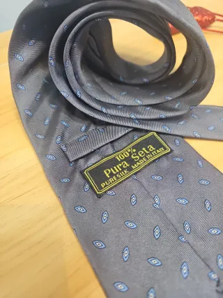 Corbata gris con estampado azul
