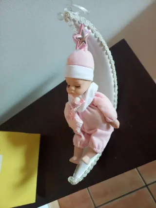 Bebé en luna rosa colgante