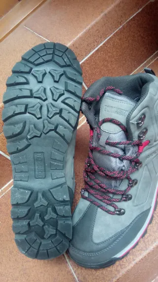 Botas de montaña nuevas a estrenar