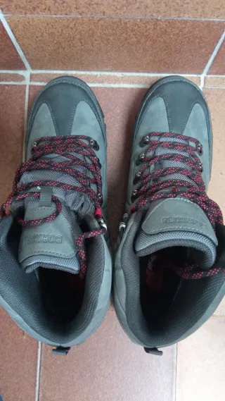 Botas de montaña nuevas a estrenar