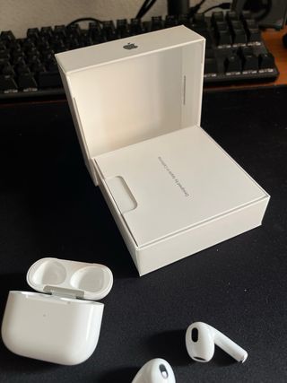 AirPods 3 (auricular derecho bajo volumen)
