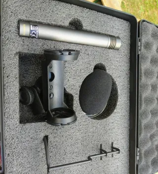 Micrófono Superlux S241 con accesorios