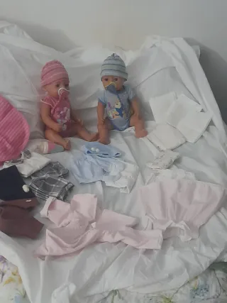 2 Muñecos Bebé con Chupete y Gorro