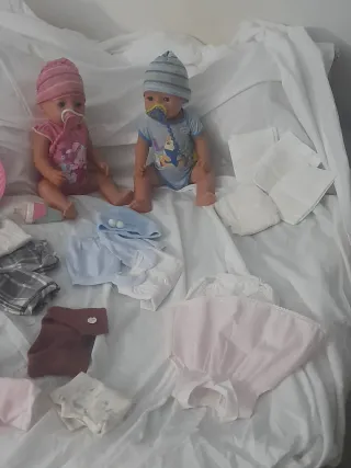 2 Muñecos Bebé con Chupete y Gorro