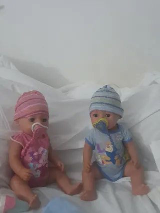2 Muñecos Bebé con Chupete y Gorro