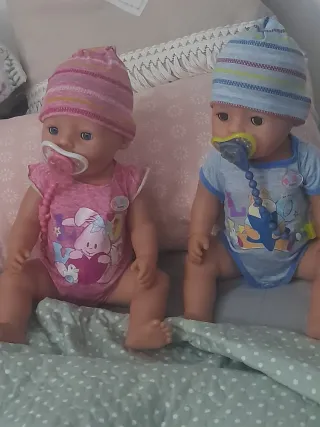 2 Muñecos Bebé con Chupete y Gorro