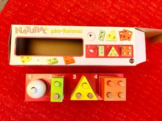 Lote de juguetes Fisher-Price y puzzles de madera.