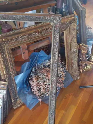 Marco antiguo dorado envejecido